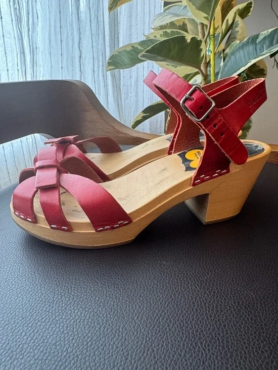 Swedish Hasbeens Red Leather Clog Sandals with Buckle Strap - Picture 2 of 3